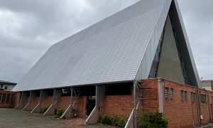 Obra realizada em Mafra, Santa Catarina. Realizamos os serviços de, reforço estrutural (1750m2), pintura de estrutura metálica, fechamentos laterais e beiras, retirada das telhas existentes, nova cobertura em telhas termo acústicas (tipo colonial), forro em lambril metálica (1750m2), parte elétrica, instalação de iluminação em LED, SPDA, esquadrias metálicas para janelas, calhas e rufos e o polimento do piso.