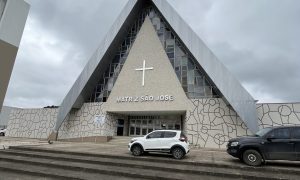 Obra realizada em Mafra, Santa Catarina. Realizamos os serviços de, reforço estrutural (1750m2), pintura de estrutura metálica, fechamentos laterais e beiras, retirada das telhas existentes, nova cobertura em telhas termo acústicas (tipo colonial), forro em lambril metálica (1750m2), parte elétrica, instalação de iluminação em LED, SPDA, esquadrias metálicas para janelas, calhas e rufos e o polimento do piso.