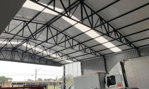 Obra realizada para loja 1000car. Estrutura Metálica + Cobertura Metálica. 550m2.